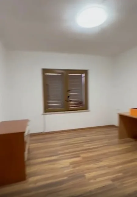 Tirane, jepet me qera zyre Kati 2, 107 m² 900 € (BLLOK)