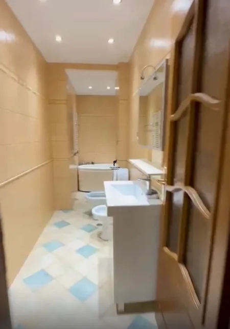 Tirane, jepet me qera zyre Kati 2, 107 m² 900 € (BLLOK)