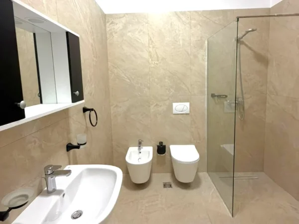Tirane, jepet me qera apartament 1+1+Ballkon , 78 m² 850 € 