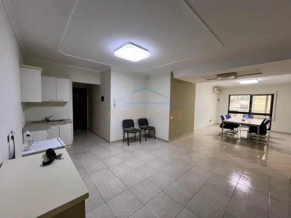 Tirane, jepet me qera zyre Kati 2, 100 m² 1.500 € (Garda)