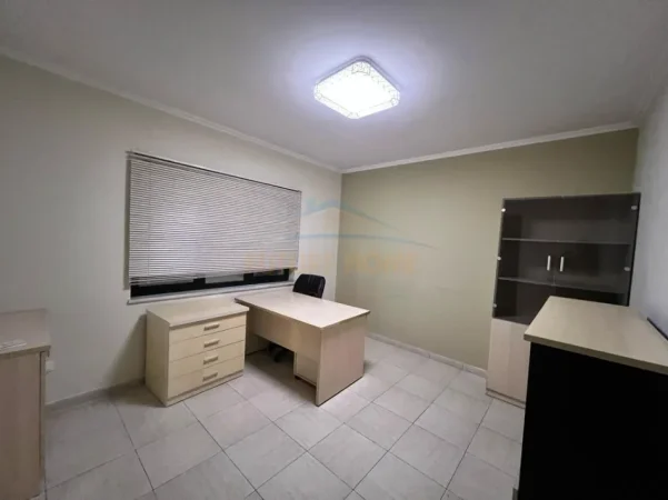 Tirane, jepet me qera zyre Kati 2, 100 m² 1.500 € (Garda)