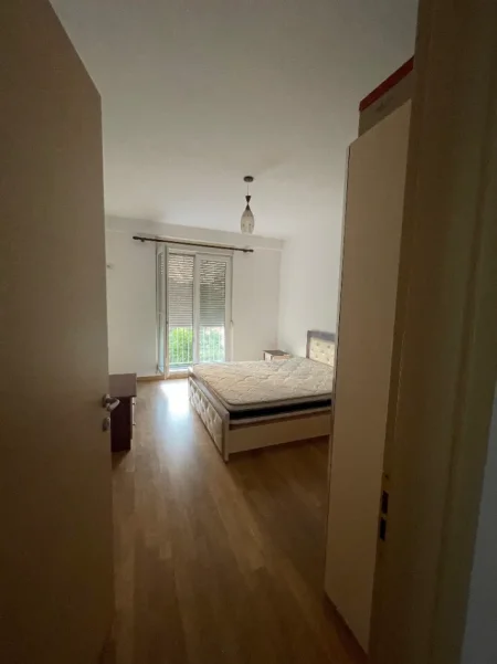 Tirane, jepet me qera apartament 1+1+Aneks+Ballkon Kati 2, 95 m² 570 € (rruga pjeter budi)