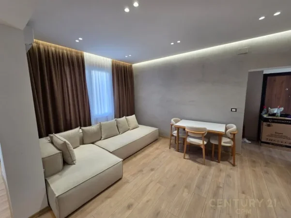 Shqiperi, jepet me qera apartament 2+1+Ballkon Kati 4, 55 m² 890 € (Rruga e Barrikadave)