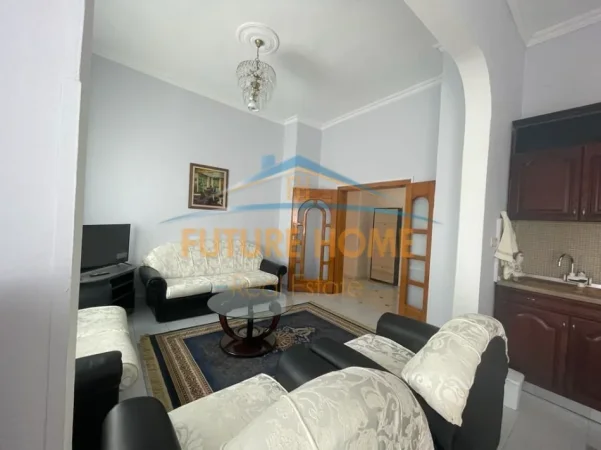 Tirane, jepet me qera apartament 2+1 Kati 4, 75 m² 750 € (Shallvaret)