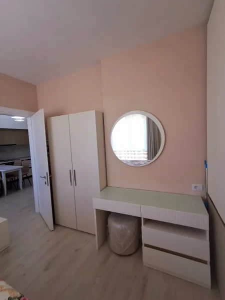 Jepet me qera apartament i bukur plot drite dhe i qete, komplet i ri dhe me arredim modern, 1+1+Ballkon Kati 7 me ashensor, 40.000 ALL (Univers City)