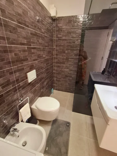 Jepet me qera apartament i bukur plot drite dhe i qete, komplet i ri dhe me arredim modern, 1+1+Ballkon Kati 7 me ashensor, 40.000 ALL (Univers City)