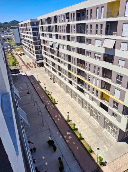 Jepet me qera apartament i bukur plot drite dhe i qete, komplet i ri dhe me arredim modern, 1+1+Ballkon Kati 7 me ashensor, 40.000 ALL (Univers City)