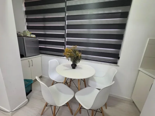 Tirane, jepet me qera zyre Kati 1, 65 m² 500 € (RRUGA E ELBASANIT)