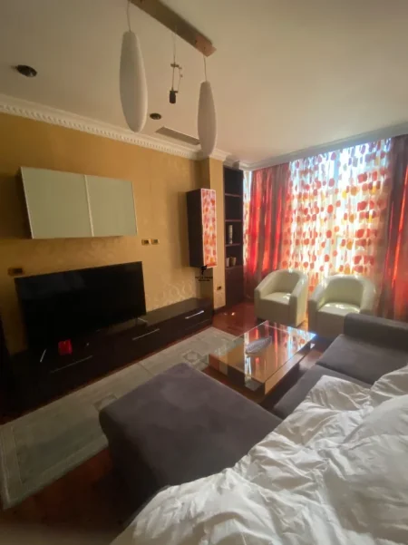 Tirane, jepet me qera apartament 1+1 Kati 4, 70 m² 600 € (BLLOK)