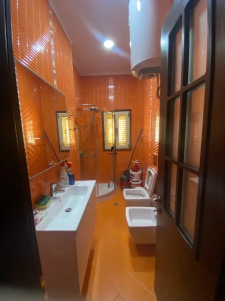Tirane, jepet me qera apartament 1+1 Kati 4, 70 m² 600 € (BLLOK)