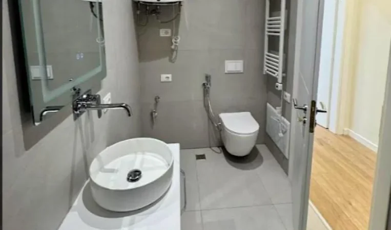 Tirane, jepet me qera ambjent biznesi Kati 2, 57 m² 1000 € (Robert shvarc)
