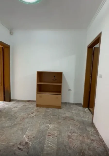 Tirane, jepet me qera zyre Kati 2, 107 m² 900 € (BLLOKU)
