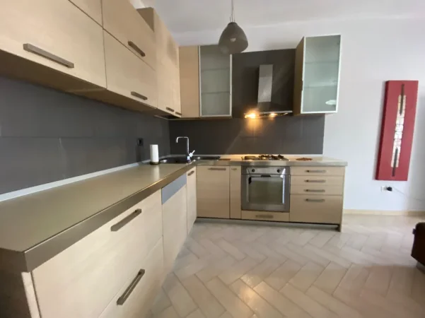 Tirane, Jepet me Qera Apartament 2+1+2Tualete,Mobiluar,Çmimi 55.000 Lekë të Reja, tek DON BOSKO, Tiranë.