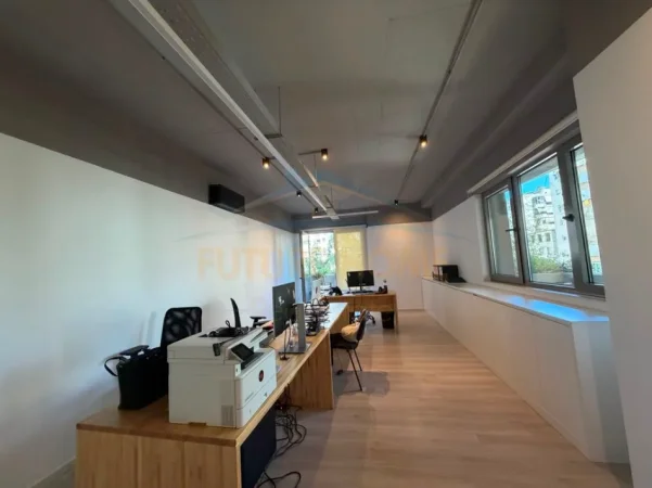 Tirane, jepet me qera ambjent biznesi Kati 2, 529 m² 11.000 € (LION PARK 1 , RRUGA E ELBASANIT)