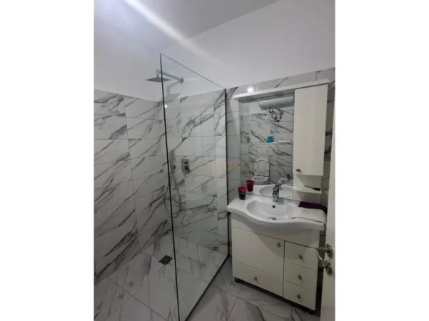 Tirane, jepet me qera apartament 3+1+2 Kati 3, 117 m² 550 € (FRESK , Rruga e Thesarit)