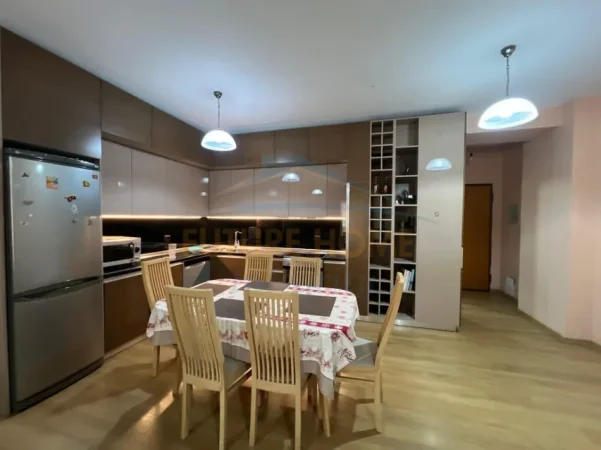 Tirane, jepet me qera apartament 2+1+2 Kati 3, 109 m² 650 € (ZOGU I ZI , Prane Logos)