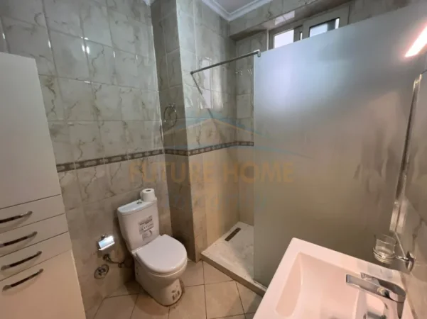 Tirane, jepet me qera apartament 2+1+2 Kati 3, 109 m² 650 € (ZOGU I ZI , Prane Logos)