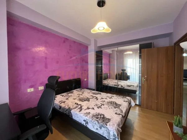 Tirane, jepet me qera apartament 2+1+2 Kati 3, 109 m² 650 € (ZOGU I ZI , Prane Logos)