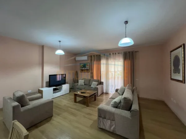 Tirane, jepet me qera apartament 2+1+2 Kati 3, 109 m² 650 € (ZOGU I ZI , Prane Logos)