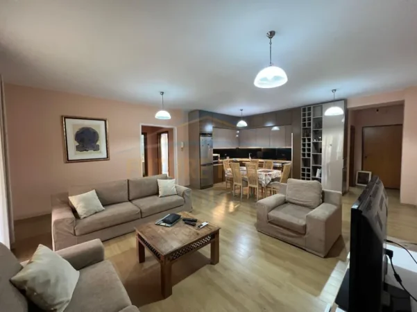 Tirane, jepet me qera apartament 2+1+2 Kati 3, 109 m² 650 € (ZOGU I ZI , Prane Logos)