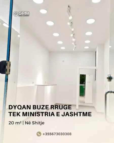 Shitet dyqani 20 m²  buze rruge tek Ministria e Jashtme ne nje nga zonat me te kerkuara te Tiranes.