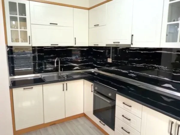 Tirane, jepet me qera apartament 2+1+Ballkon , 110 m² 1.100 € 