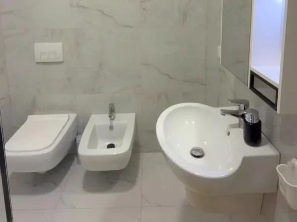 Tirane, jepet me qera apartament 2+1+Ballkon , 110 m² 1.100 € 