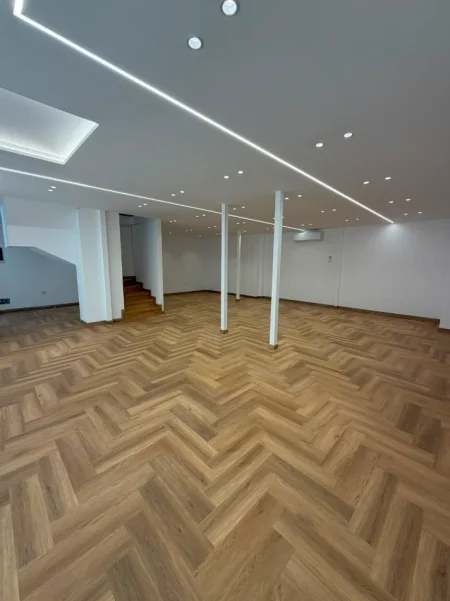 Tirane, jepet me qera zyre Kati 0, 166 m² 3.500 € (rruga e kavajes , 21 dhjetori)