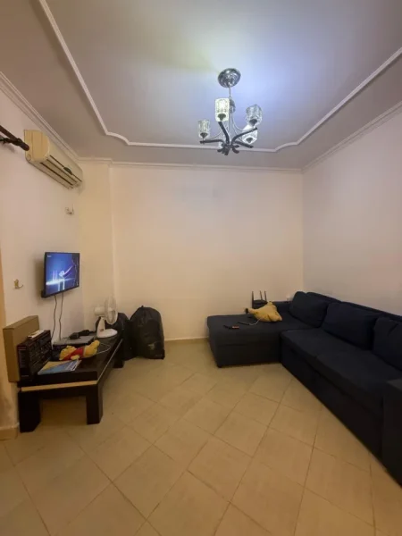 Tirane, jepet me qera apartament 1+1 Kati 2, 50 m² 300 € (Fresku)