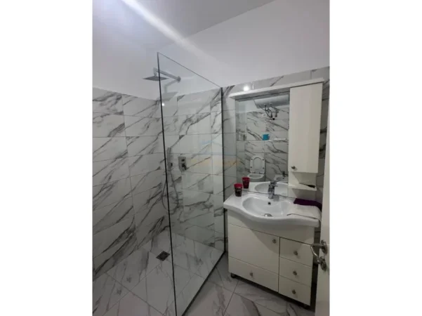 Tirane, jepet me qera apartament 3+1+Ballkon Kati 3, 117 m² 550 € (Fresku)