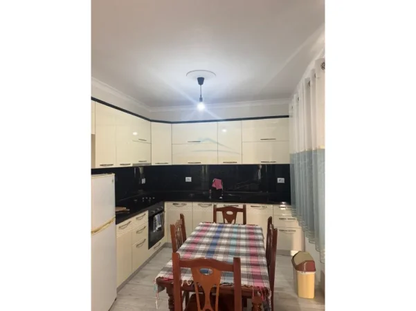 Tirane, jepet me qera apartament 3+1+Ballkon Kati 3, 117 m² 550 € (Fresku)