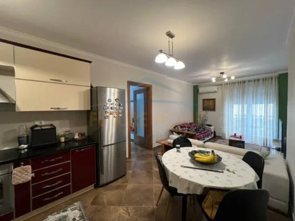 Shitet, Apartament 2+1+2+Verandë, Liqeni i Thatë, Tiranë. 0696069906