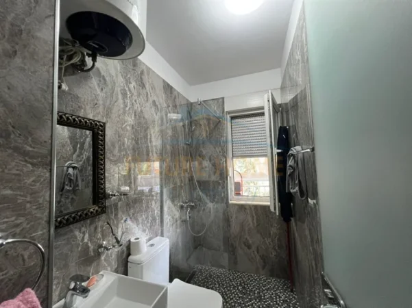 Shitet, Apartament 2+1+2+Verandë, Liqeni i Thatë, Tiranë. 0696069906