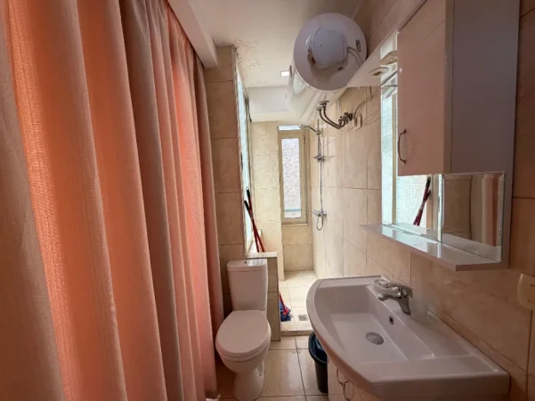 Tirane, jepet me qera apartament 2+1+Ballkon Kati 4, 800 € 