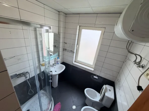 Tirane, jepet me qera apartament 2+1+Ballkon Kati 4, 800 € 