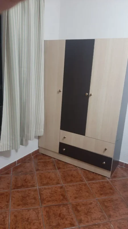 Jepet me qera Kati 2 i nje Vile, 2+1+Ballkon, 90 m² 550 € (Rruga e Elbasanit, 100m larg ish-deges se Thesarit)