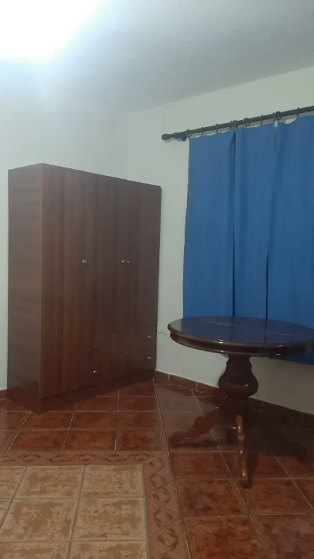 Jepet me qera Kati 2 i nje Vile, 2+1+Ballkon, 90 m² 550 € (Rruga e Elbasanit, 100m larg ish-deges se Thesarit)