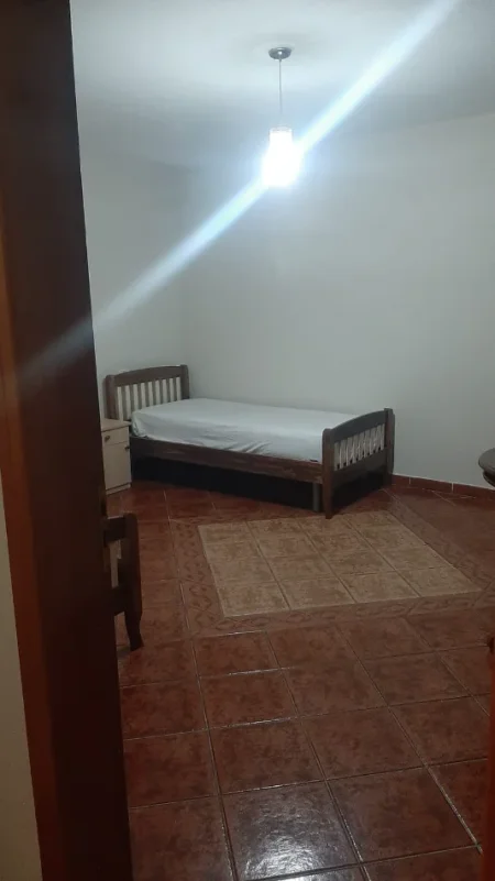 Jepet me qera Kati 2 i nje Vile, 2+1+Ballkon, 90 m² 550 € (Rruga e Elbasanit, 100m larg ish-deges se Thesarit)