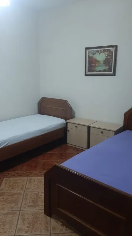 Jepet me qera Kati 2 i nje Vile, 2+1+Ballkon, 90 m² 550 € (Rruga e Elbasanit, 100m larg ish-deges se Thesarit)