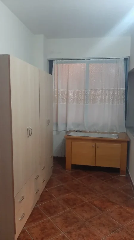 Jepet me qera Kati 2 i nje Vile, 2+1+Ballkon, 90 m² 550 € (Rruga e Elbasanit, 100m larg ish-deges se Thesarit)