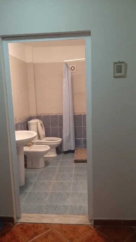 Jepet me qera Kati 2 i nje Vile, 2+1+Ballkon, 90 m² 550 € (Rruga e Elbasanit, 100m larg ish-deges se Thesarit)