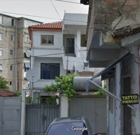 Jepet me qera Kati 2 i nje Vile, 2+1+Ballkon, 90 m² 550 € (Rruga e Elbasanit, 100m larg ish-deges se Thesarit)