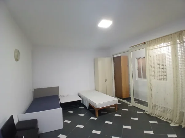 Tirane, jepet me qera apartament 1+1 Kati 1, 30 m² 300 € (Mozaiku I tiranes)