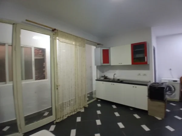 Tirane, jepet me qera apartament 1+1 Kati 1, 30 m² 300 € (Mozaiku I tiranes)