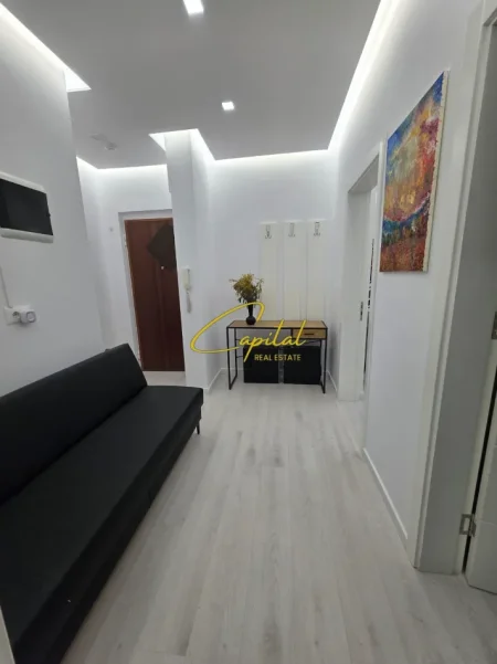 Tirane, jepet me qera zyre Kati 1, 65 m² 500 € (ISH TREGU ELEKTRIK)