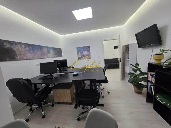 Tirane, jepet me qera zyre Kati 1, 65 m² 500 € (ISH TREGU ELEKTRIK)