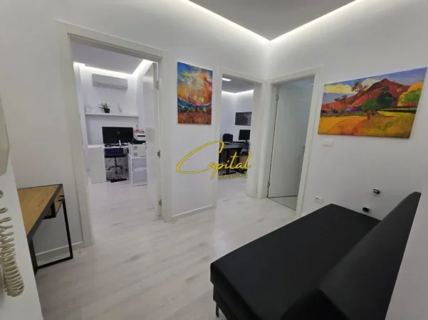 Tirane, jepet me qera zyre Kati 1, 65 m² 500 € (ISH TREGU ELEKTRIK)