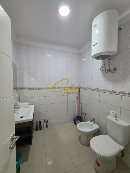 Tirane, jepet me qera zyre Kati 1, 65 m² 500 € (ISH TREGU ELEKTRIK)