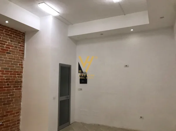 Tirane, jepet me qera ambjent biznesi Kati 0, 25 m² 370 € (FRESK)