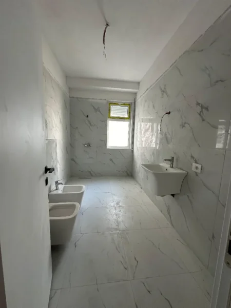 Tirane, shitet apartament 2+1+Ballkon , 101 m² 113.000 € (Rruga "Donald Trump",Kamez)